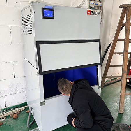 700公斤纯雪花制冰机交付江苏某家宴配送